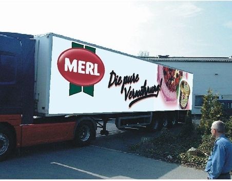 Vollflächig bedruckter LKW-Anhänger