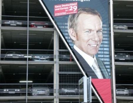Großflächige Plakatwerbung für Airberlin an einem mehrstöckigen Parkhaus