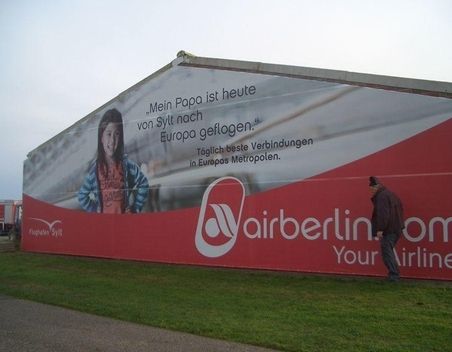 Große Plakatwerbung für Airberlin an einer Häuserwand