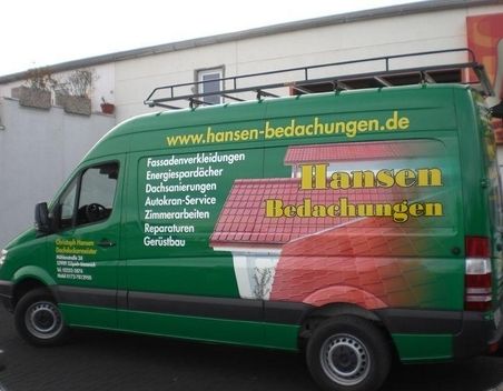 Mit Werbung für Hansen Bedachungen bedruckter grüner Lieferwagen