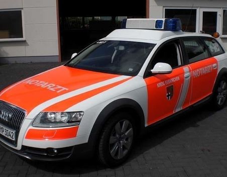Orange-weißes Notarzteinsatzfahrzeug