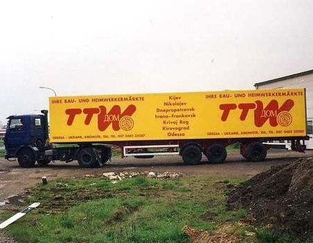 Gelbe LKW Plane mit roter Werbung für TTW