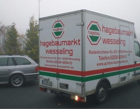 Weißer Lieferwagen mit Hagebaumarkt Werbung