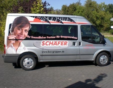 Ganzseitig bedruckter metallic-grauer Van