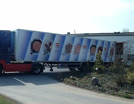 Blau weiß bedruckter LKW Anhänger