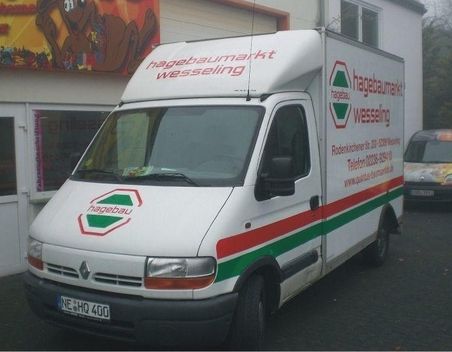 Weißer Lieferwagen mit Hagebaumarkt Werbung