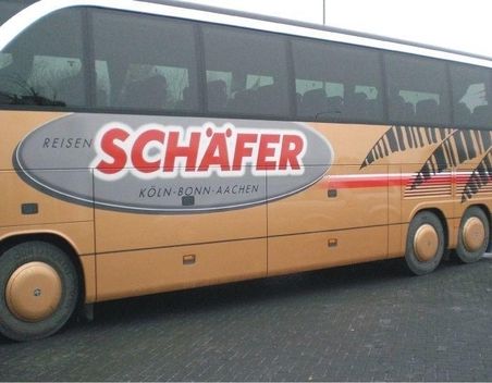 Ganzseitig bedruckter brauner Reisebus