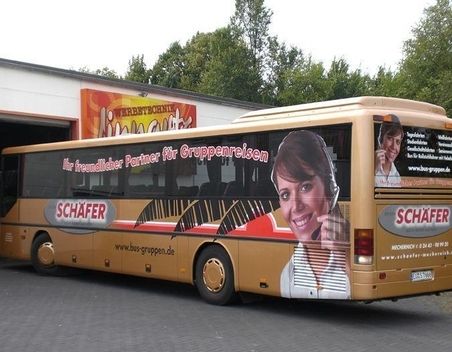 Ganzseitig bedruckter brauner Reisebus