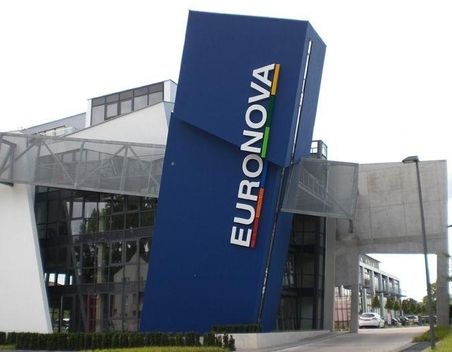 Moderne Gebäudefassade mit großem „EURONOVA“-Schild