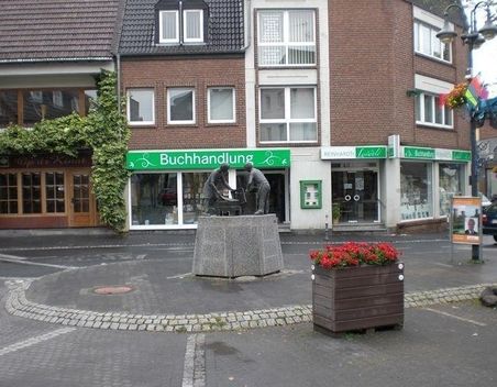 Grün-weiße Schilder über einer Buchhandlung