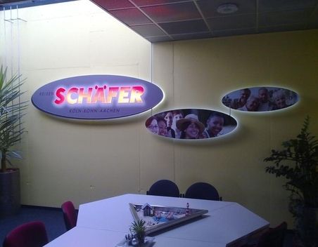 Beleuchtete Firmenschilder in einem Empfangsraum