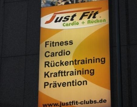 Leuchtwerbung für ein Fitnessstudio mit Auflistung von Dienstleistungen