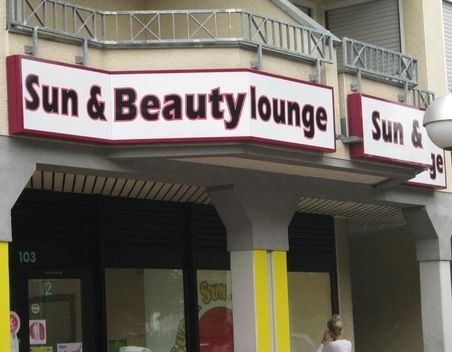 Schild über den Eingang zu einem Sonnenstudio