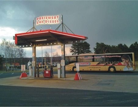 Beleuchtete Tankstelle mit zwei Zapfsäulen für Diesel