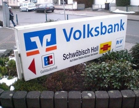 Beleuchtetes Einfahrtsschild auf einer Verkehrsinsel