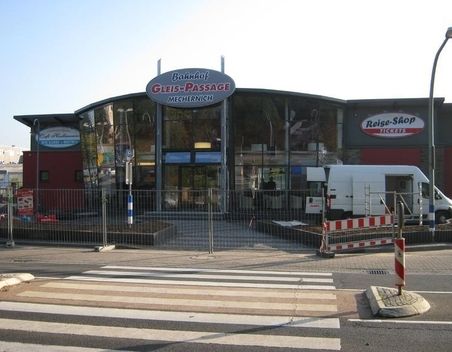 Große Firmenschilder an einem Gebäude mit Glasfront