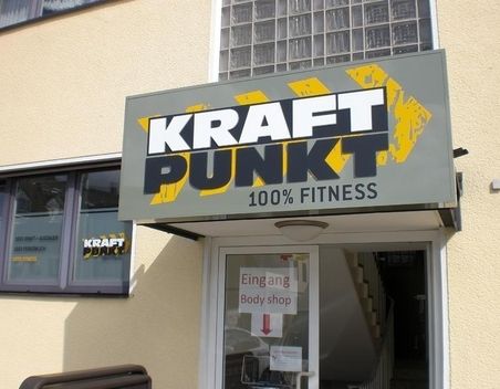 Eingangsschild über dem Eingang zu einem Fitnessstudio