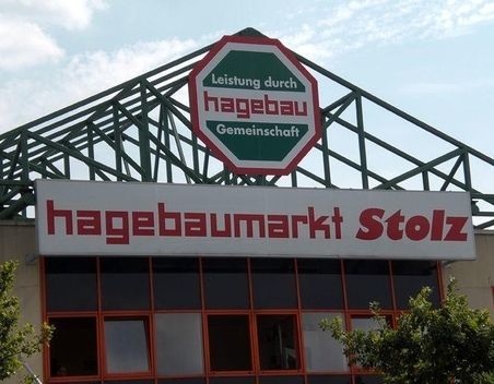 Außenansicht eines Hagebaumarktes mit Firmenbeschriftung und Metallgerüst