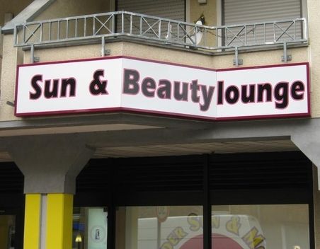 Schild über de Eingang zu einem Sonnenstudio