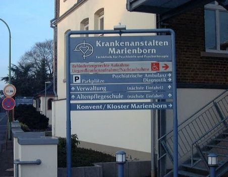 Wegweiser, die auf die Richtung zu einem Krankenhaus hinweisen