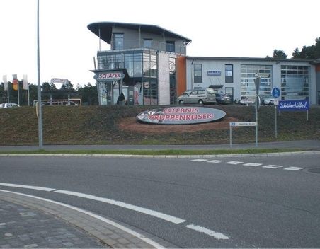 Moderne Geschäftshäuser an einer Straße