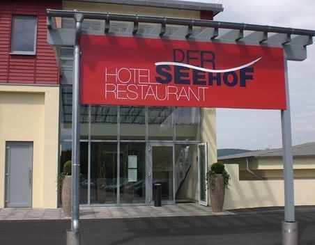 Rotes Schild vor dem Eingang eines Hotels und Restaurants