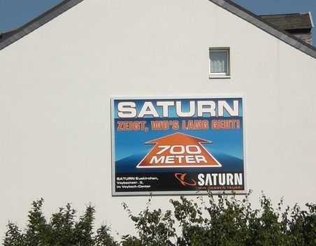 Werbung für einen Saturnmarkt an einer Häuserfassade