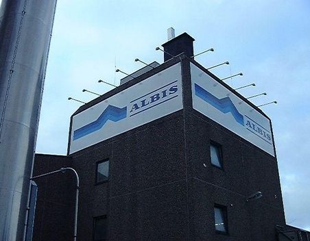 Gebäudeecke mit großen Werbeschildern