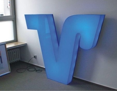 Beleuchtetes blaues Volksbank-V