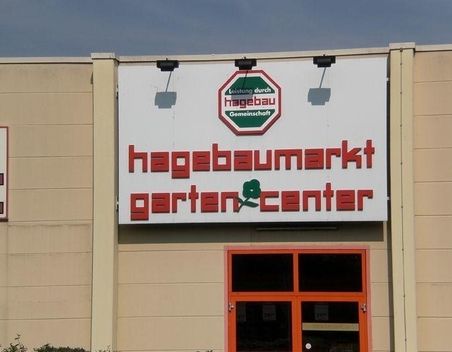 Beschilderung eines Hagebaumarkts an einem Gebäude