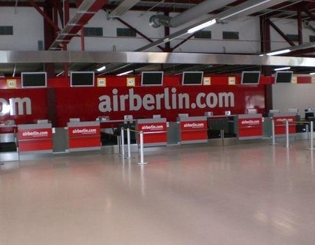 Leere Flughafen-Check-in-Schalter von Airberlin